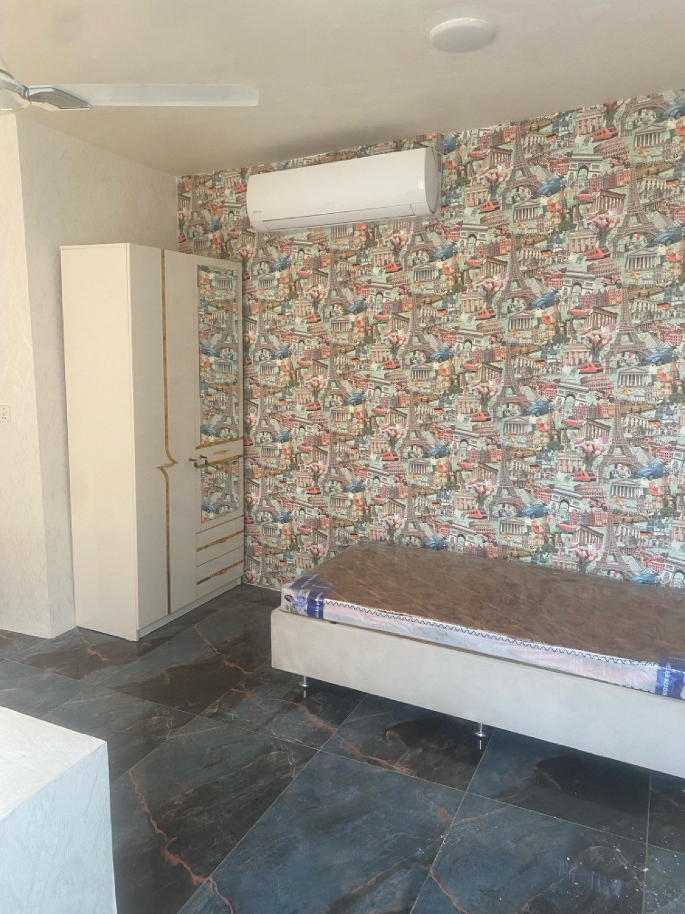 دار حديثة للبيع، تحتوي على مطبخ عصري مجهز بمقاعد وأجهزة جديدة، وغرف ذات تصميم أنيق وجدران مزخرفة. يتوفر أيضاً حمام بتصميم عصري ونوافذ تسمح بدخول ضوء الشمس الطبيعي.