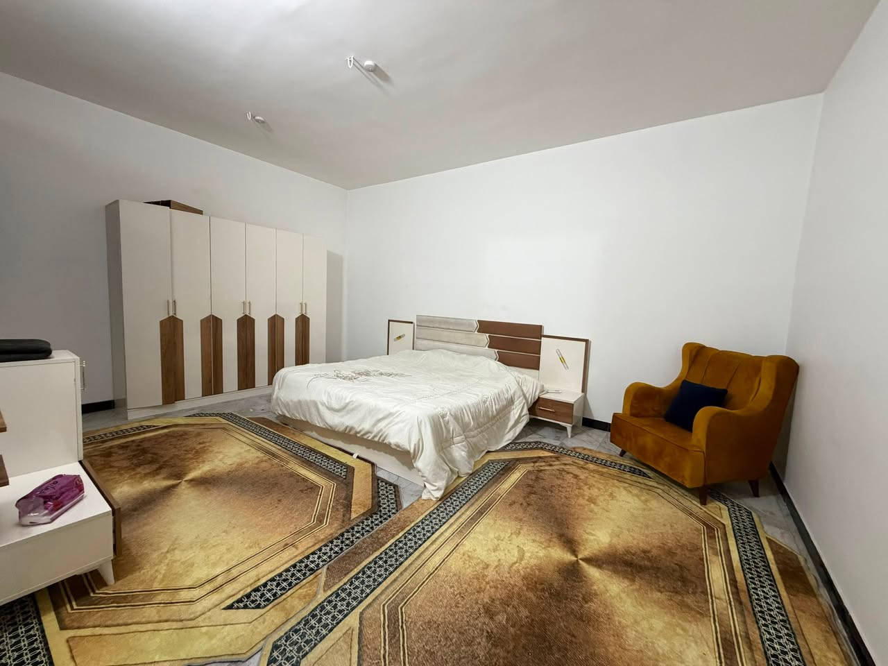 � شقق مؤثثة للإيجار – الكرادة 🏠
✅ غرفتان نوم

✅ صالة مريحة

✅ مطبخ متكامل

✅ حمام

✅ مؤثثة بالكامل وجاهزة للسكن

✅ مناسبة للعوائل والسكن الهادئ.

📞 للاستفسار والحجز:

***********

🏢 كما يمكنكم زيارة مكتبنا للاستفسار والحجز على العنوان التالي:

الكرادة داخل - مجاور دايموند مول / شارع علاء حداد.

🔹 شقق نظيفة ومجهزة بالكامل وجاهزة للسكن الفوري.

🔹 العدد محدود، والأولوية للحجز المؤكد.

🔹 أهلاً وسهلاً بكم في أي وقت للاستفسار أو المعاينة.
