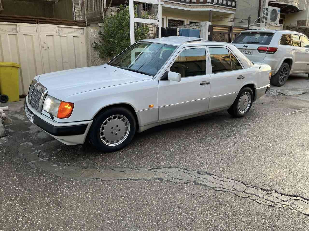 السلام عليكم 
من بعد أذن مدير الگروب المحترم 
السيارة للبيع او مراوس بشبح فقط 95 فما فوق
موديل 1991/E300
بأسمي تحويل مباشر 
جاهزة من كل شي 
كير مكينة حدادية كهربائيات تبريد طخم تاير 
مواصفاتها واضحة 
السيارة بيها قطعة او قطعتين صبغ للامانة مامتأكد حسب قول راعيها من اخذتها 
كل شي موضح بالصور والفيديو 
مكانها بغداد / بغداد الجديدة / النعيرية 
سعرها ٩٠ مجالها حگ جيتها 
اي استفسار ***********
