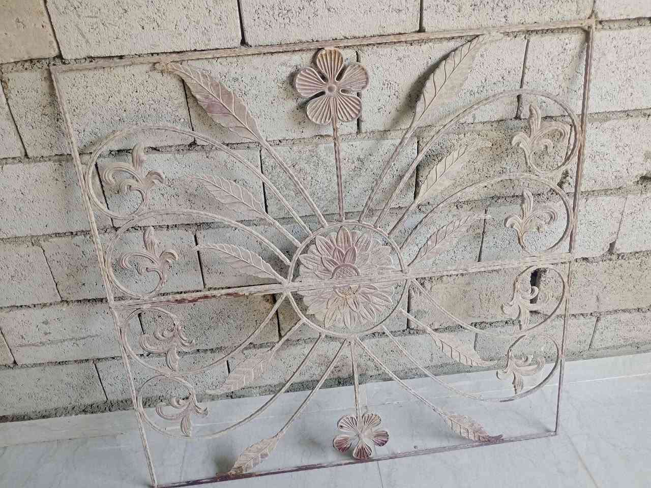 باب هيكل نظيف جدا قياس ارتفاع ٢م/عرض ٣م ....باب حديد بدون جرجوبة ١/٢م ..  نقشة ديكور م مربع غير  مستعمل جديد ....مكان كركوك طريق بغداد ***********
