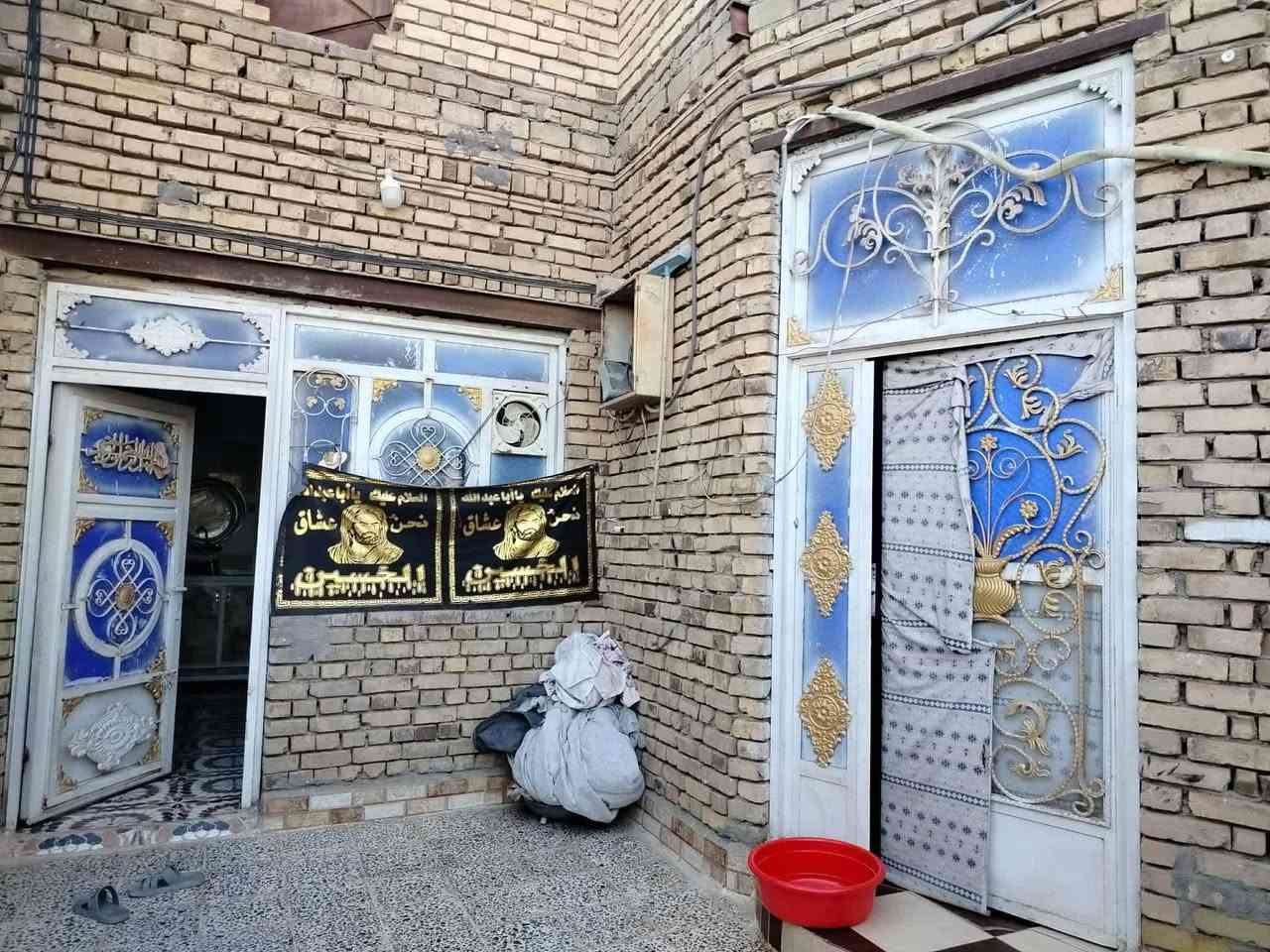 السلام عليكم بيت للبيع
طابو المساحة 140م طابقين عگاده 
المكان ع الحولي 6 بيوت عن شارع الحولي 
الطابق الاول استقبال 3.50×7 ومطبخ 4×4
وصاله 6 ×4  وغرفتين الاولى 3.50×6 والغرفه الثانيه 5 ×2.80  + منورين  وحمام داخلي 
الطابق الثاني غرفتين وصاله نفس بناء الجوه والواجهيه هيكل مكان غرفتين ما كاملات 
السعر ١٤٠ وبيه مجال 
الرقم : ***********
