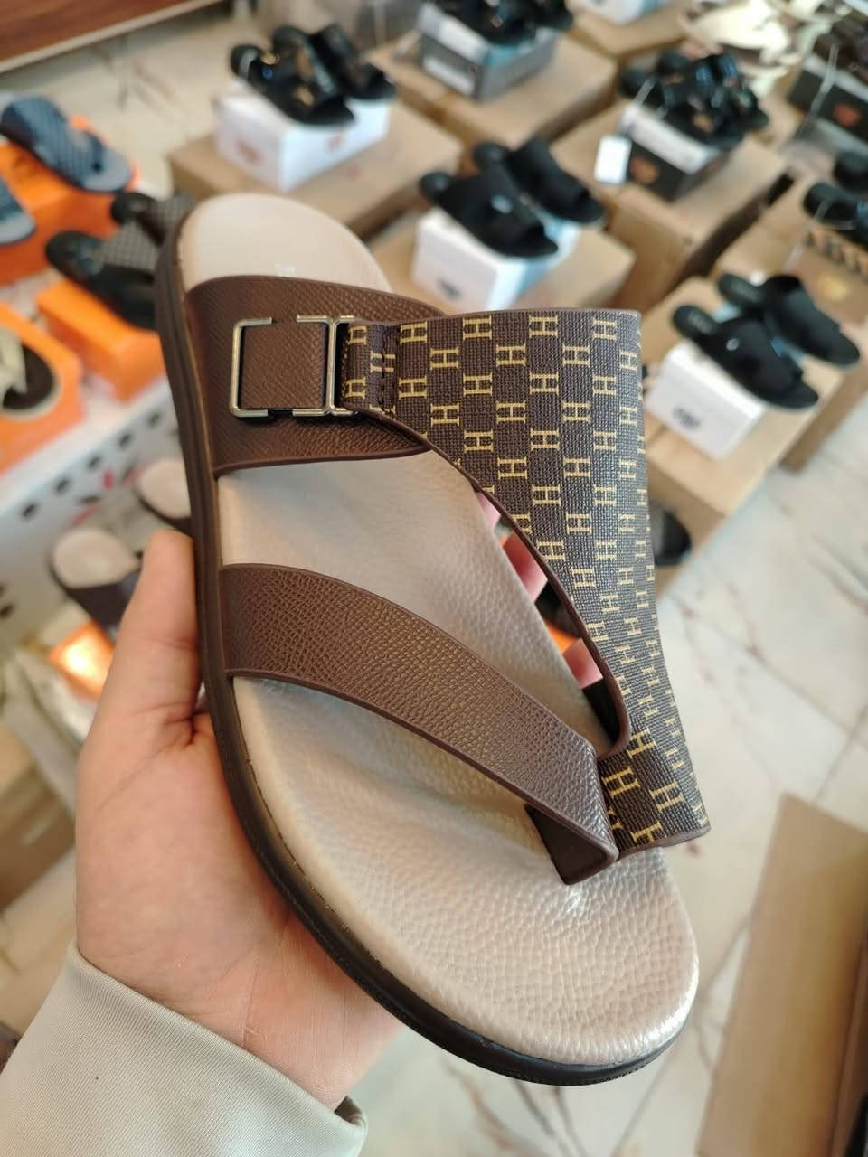 شحاطة هرمز الأصلي
تصميم أنيق وجودة عالية
الألوان المتوفرة:
أسود • جوزي • أزرق • حليبي
القياسات:
من 41 إلى 45
📍 العنوان: الشرقاط – السوق الجديد – شارع الخياطين – رقم المحل 29 – أزياء تميم – مقابل مجمع السلام
📦 يوجد توصيل لجميع محافظات العراق بسعر 5000 فقط
📲 للطلب أو الاستفسار راسلنا على الخاص أو واتساب: ***********
