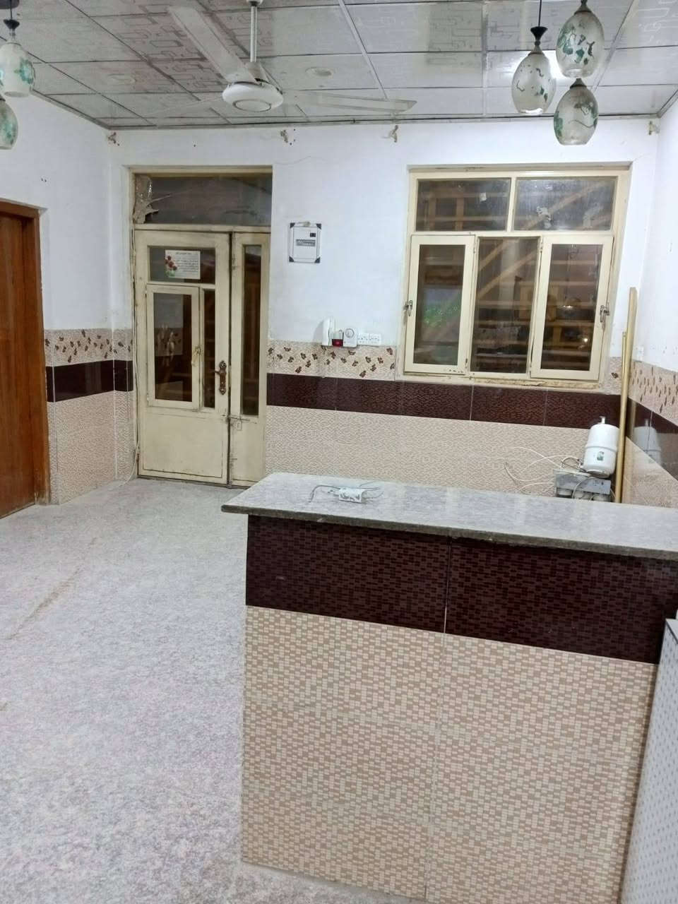 شقة للايجار ١٠٠م نظيفة وكاملة شارع البوبيات قرب أسواق برتقاله ٣٠٠ الف ***********
