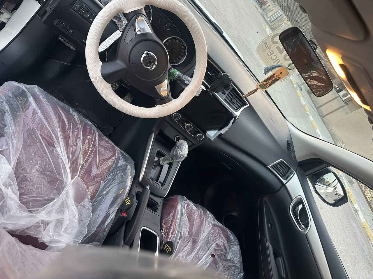 السلام عليكم نيسان سنترا موديل 2025 ماشيه 40 كم سيارة جديدة جدا على وضع الشركة سبير منازل عدتها على وضعها الداخل جلد احمر رقم بغداد ملاحظة : بيها شخط على گد اصبع بالباب ما مبين السعر 127$ عنوان كوت مركز مدينة رقم : ***********
