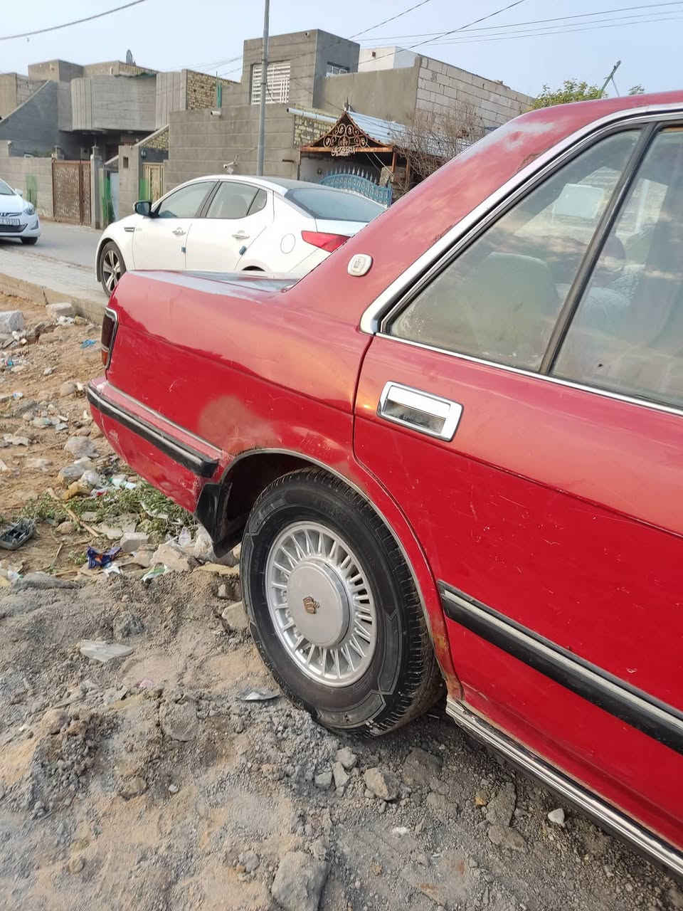 سوبر سيدان يسره بلاد للبيع موديل 90 ما بيها لا ضربه ولا تبديل ولا صبغ كير ومحرك وتبريد كفاله حداديه نضيفه رقم بغداد مداور ثاني يوم ب65 وبيها مجال المكان ديوانيه.. ***********
