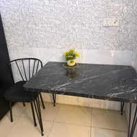 ميز • مرجوحة • لوحة