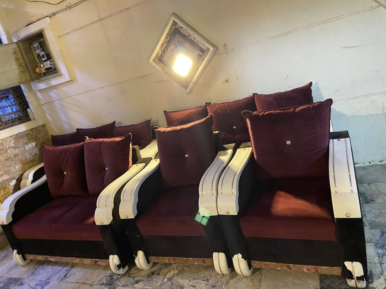 اترخص من مدير محترم تخم قنفات 10 مقاعد نضيف جدا اي ضرار مابيه يتكون من قنفه كبار 2+ قنفه وسط + 2 كراسي نضيف اي ضرار مابيه السعر 175  رقم هاتف *********** بغداد مكلفه بالنشر اتصال فقط السبب البيع انتقال ال مكان اصغر
