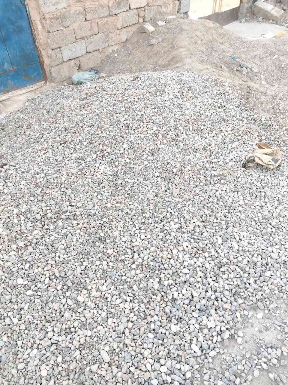 عندي حصو تقريبا كيتين ورمل هم كيتين احسن نوعيه شرط تحمل كيه ترس اليريدهن  جوه سوك الموقع يم ملعب رسول *********** ت
