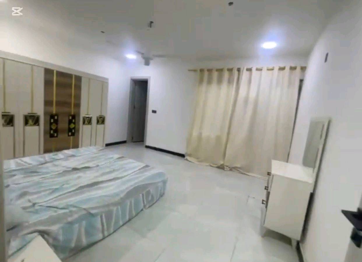 شقة مؤثثه للايجار ، حي الجامعة خلف بانزين خانة ابو خليل … ايجارها ١٠ اوراق 
ع غرفتين نوّم صالة مطبخ حمام( ***********) واتساب 
(***********)