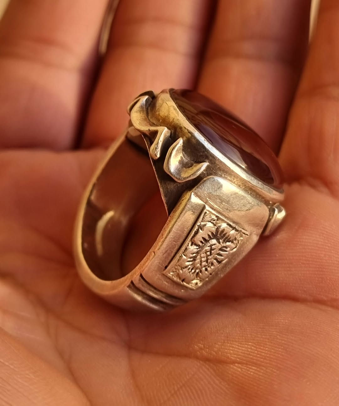 عقيق يماني كرز الكرز خامه درجه اولى حر غير معالج طبيعي بصياغه يدويه ثقيله للبيع مكاني بغداد يوجد توصيل إلى جميع المحافظات للبيع فقط فقط أحبتي الغوالي ما اراوس بس ابيع 
***********
