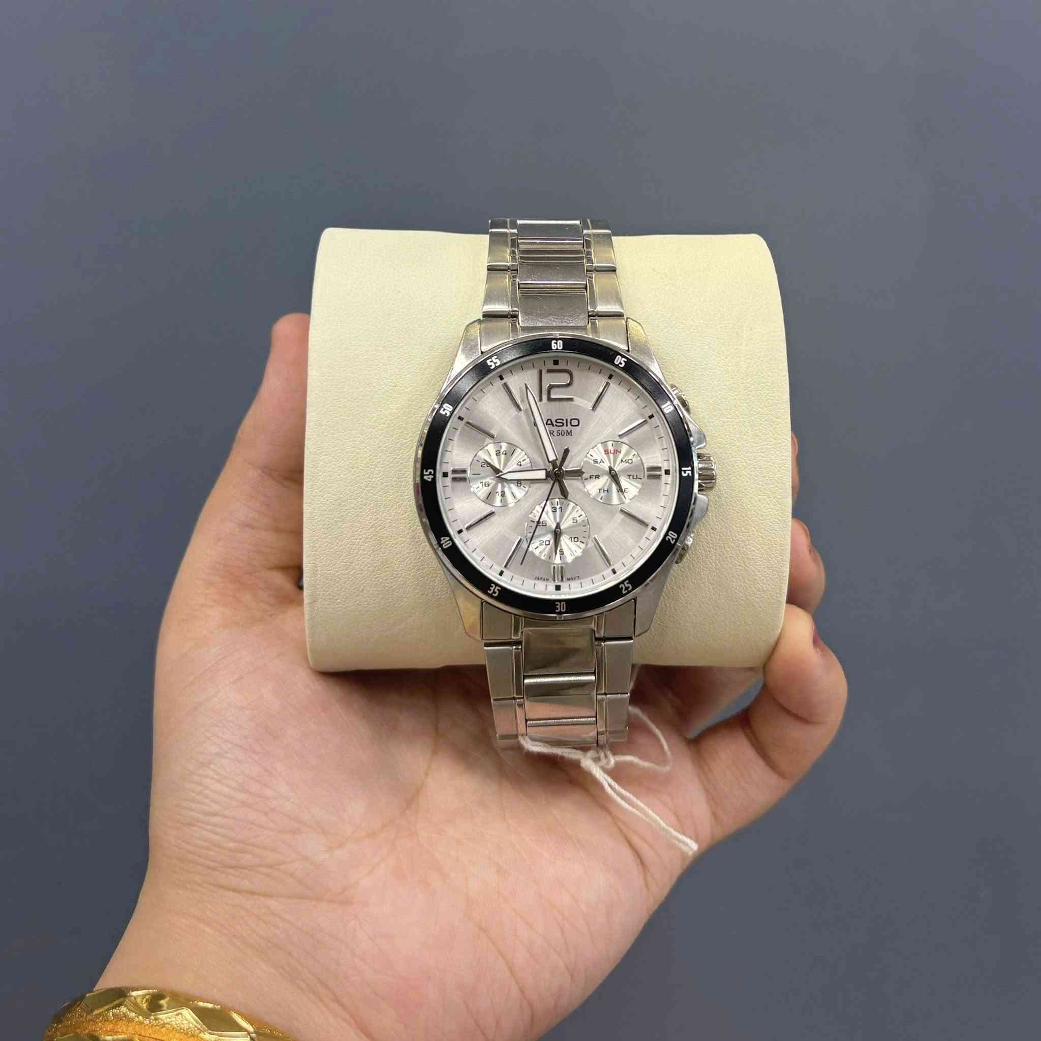 ⁨ ‎✨ ديلان للساعات – عرض لفترة محدودة 130 الف و التوصيل مجاني ✨
اصلي 100%
تألّق بأسلوبك الخاص مع ساعة كاسيو الفاخرة من ديلان للساعات ⌚️✨
روعة التصميم، دقة الأداء، ورمز الأناقة الذي لا يضاهى!

🔹 ساعات أصلية 100٪
🔹 ضمان عالمي
🔹 جميع السناتر شغالة 
🔹 عداد يومي 
🔹 طلا ثابت 
🔹 وزن ثقيل 
🔹 ‏قفل اصلي 

✅ضمان ساعه سنتين و يشمل المكينه والبطارية عدى سوء الاستخدام 
———-
العنوان بغداد حي الحسين مقابل العربي مول 
——
او الاتصال على الرقم *********** / ***********

يوجد توصيل لجميع المحافظات⁩
