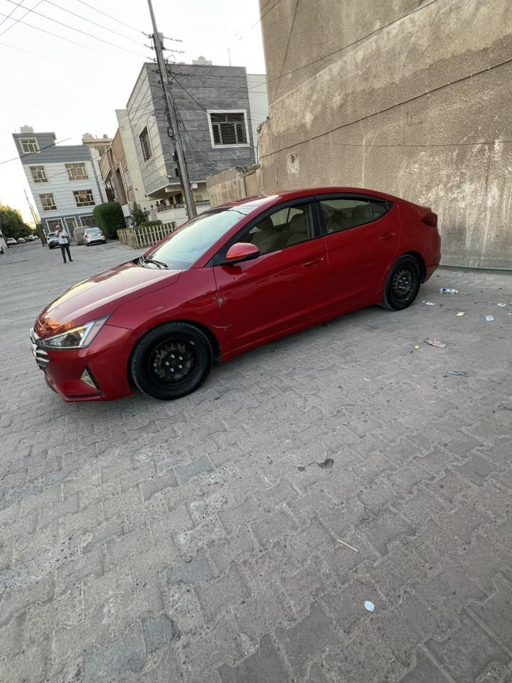 السلام عليكم
النترا 2020 امريكي 
السياره بدون حادث سرقه بنيد فقط كما موضح في صور امريكا 
وبيهه بارد باب وجاملغ كما موضح بلصور وشخوط على وضعهه 
رقم الشاصي 5NPD74LFXLH600231
موصفات الالنترا النص فول 
ماشيه 30  حقيقي 
الكير من cvt الى atm بلادي 
التبريد جديد 
منظومه زنون اصلي 
تخم تاير جديد 
اي نقص مابيهه السياره كامله 
السياره بااسمي تحويل ثاني يوم 
مكان السياره الكاضميه 
السعر 133$ وبيه مجال للشراي  
للاستفسار رقم الهاتف
***********
