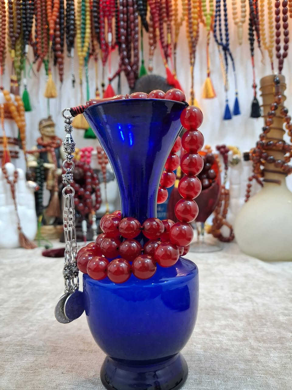 السلام عليكم ورحمة الله.. نرجو من إدارة الصفحة الموقرة الموافقة على النشر مع التقدير.
​جمال الخام الألماني الأصيل وبراعة الخراطة العثمانية الأصيلة والقديمة تجتمع في هذه السبحة المميزة ذات اللون الأحمر الجذاب، والتي تتكون من 45 خرزة متناسقة بوزن إجمالي يبلغ 54 غراماً. ما يميز هذه القطعة هو دقة العمل وعراقة التصميم التي تعكس الذوق الرفيع وفخامة الاقتناء لتكون تحفة فنية فريدة بين يديك. هذه التحفة متوفرة الآن بسعر 100 ألف دينار عراقي، مع توفر خدمة التوصيل لجميع المحافظات بسعر 5 آلاف دينار فقط. للاستفسار والتواصل من بغداد يرجى الاتصال على الرقم ***********، ولمتابعة كل جديدنا يشرفنا انضمامكم لصفحاتنا الرسمية عبر الروابط التالية:
​فيسبوك: https://www.facebook.com/share/17jXouFZ5c/
تيك توك: https://tiktok.com/@mazez.abojafar
