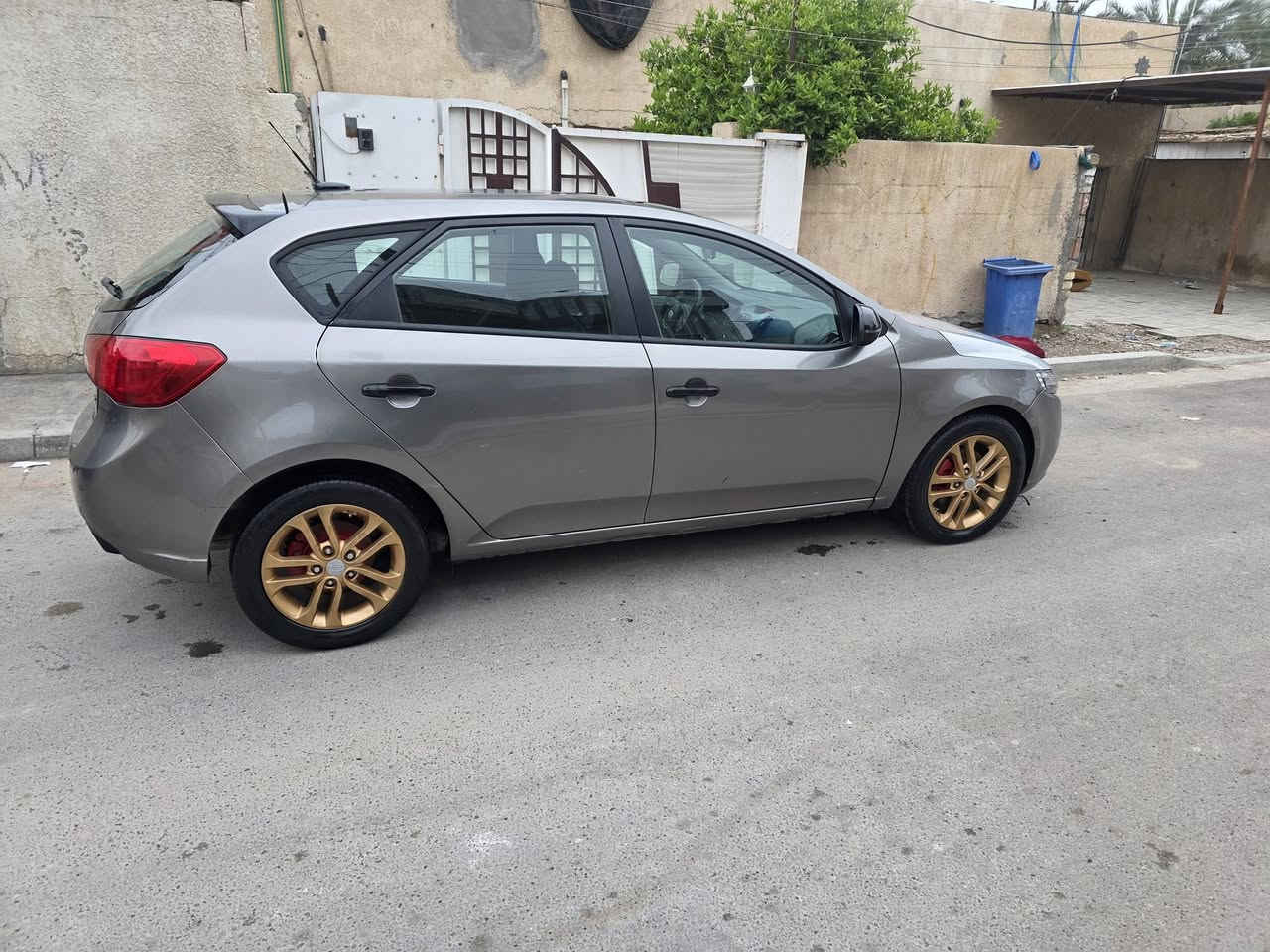 سلام عليكم فورتي للبيع موديل ٢٠١٢ فول عده البصمه محرك ٢٠٠ بيهه ٣ قطع سعر 80 مكاني بغداد رقمي ***********
