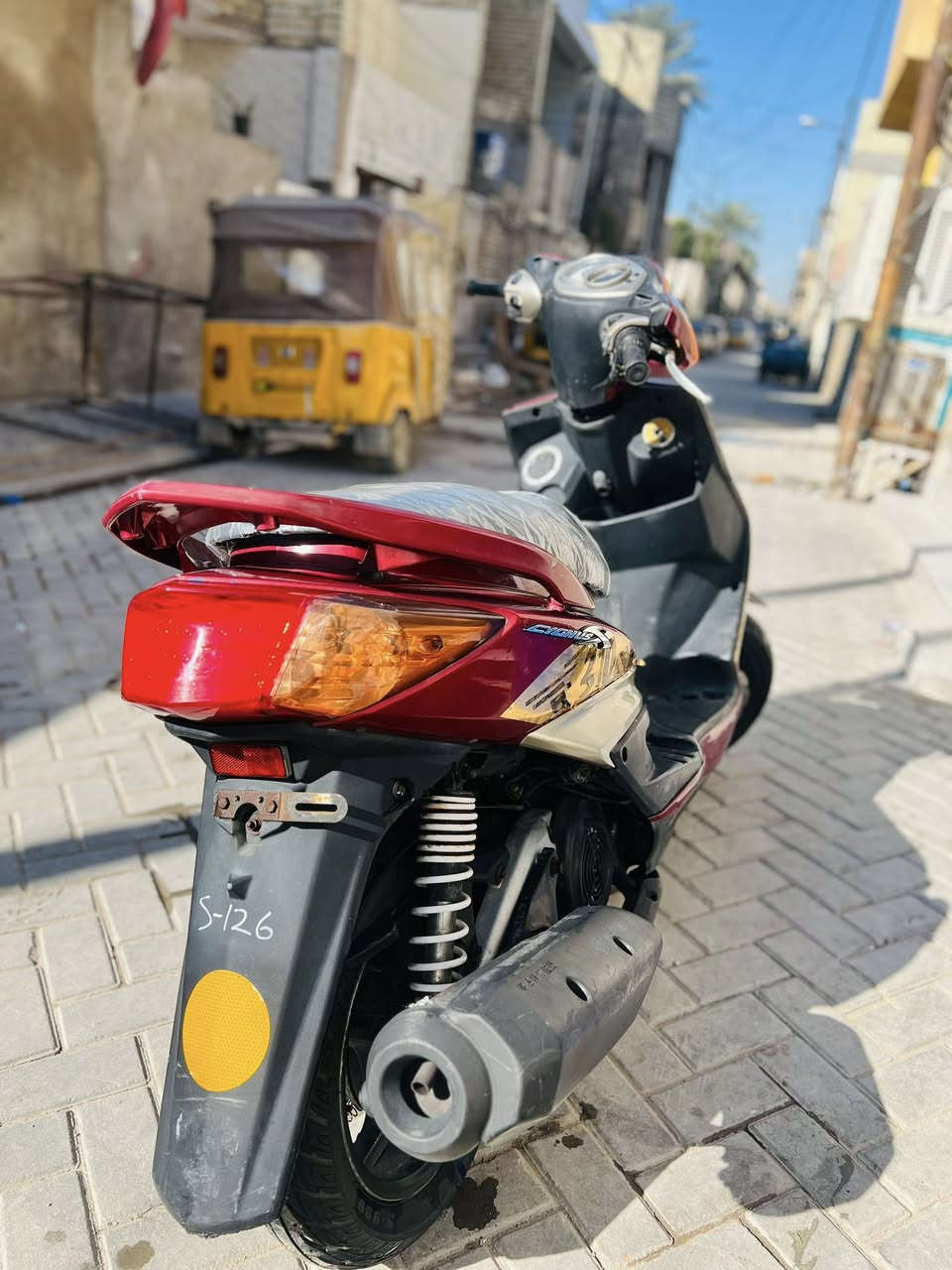 سلام عليكم 
سكنس فحل (رمبه )
نوزل خطين 
كفاله عامه للأخير 
لون كرزي مميز🍒
بيها وشمه بلاديه
بكلايت خليه احمر ومشمي بلادي
اشاير كصه برتقالي 
دراجه يوم 3 بشهر نازله من رمبه واوراق معرض موجوده
دراجه برغي ممفتوح بيها تجي وتقتنع يله تاخذ 
سعرها 1200 وبيها مجال بسيط حك الجيه 
***********
لواته ماريد بنص اليل
