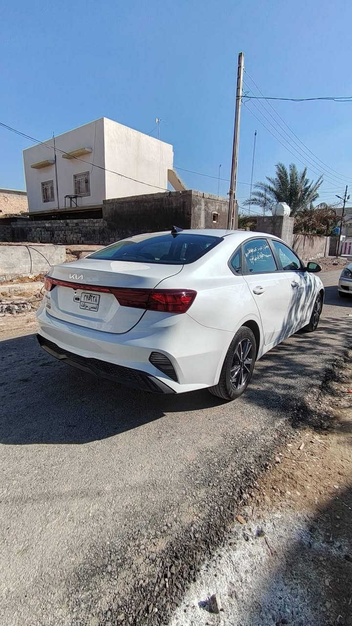 سلام عليكم فورتي للبيع موديل 2024 دخول جديد بدون رقم السياره ليبل واحد بدون اي تبديل حادثها موضح بالصور بعدني مصابغها ابيع على وضعها السياره نص فول سعر السيارة155$

وبيها مجال بسيط باقي التفاصيل اتصل ع رقم 📱

***********
