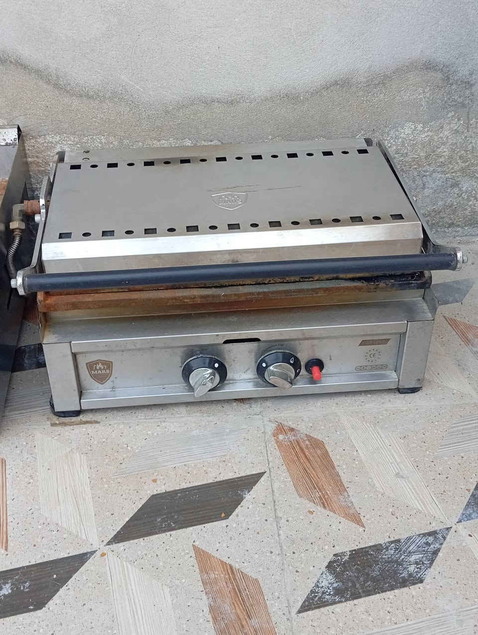 سلام عليكم شباب للبيع غراض مطعم كلمن وسعره المكان بابل ابو غرق حي السلام الشراي يجي  هاذه،رقمي ***********
