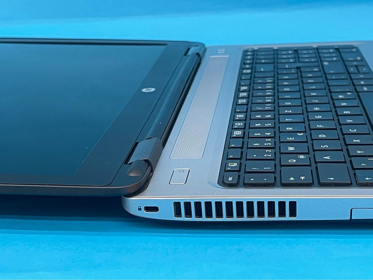 ئەگەر شتێکی هەرزان و باشت دەوێ ئەوە هەم باشە هەم هەرزان بۆ کار و باری رۆژانە 
بەرنامەکانی وەک 
Word : power points  : excel : photoshop 
بۆ هەندێک لە یاریە مام ناوەندەکانیش دەبی 

ژمارە مۆبایل 
***********
***********

HP  ProBook 650 G2

Processor 

Intel Core i5 6300U 2.40GHz

Memory 

8 GB 2133 MHz

Storage 

SanDisk 256 GB SSD

Graphics 

Intel HD graphics 520 4GB
AMD Radeon R7 M365X 2 GB أربيل, العراق
