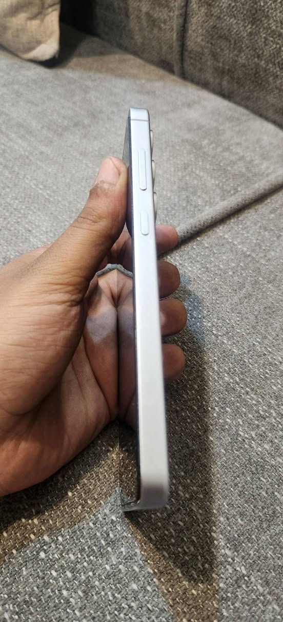 📱 للبيع: Samsung Galaxy S24 FE 512GB (نسخة الشرق الأوسط)
🔹 الحالة: نضيف حييل / نظيف جداً
🔹 السعة: 512GB
🔹 النسخة: شرق أوسط
🔹 الملاحظة: يوجد فطر في ضهر الجهاز (شعر خفيف/أثر بسيط) بالظهر فقط، غير مؤثر أبداً على الاستخدام أو الشكل العام بشكل ملحوظ.

✅ مواصفات الهاتف:
• شاشة Dynamic AMOLED 2X بحجم 6.7 إنچ
• دقة عالية + 120Hz سلاسة بالشاشة
• معالج قوي مناسب للألعاب والاستخدام الثقيل
• كاميرا رئيسية 50MP + تصوير ممتاز
• بطارية 4700mAh تدعم الشحن السريع
• مقاومة ماء وغبار IP68
• يدعم 5G
• سماعات ستيريو وصوت قوي
• تحديثات طويلة من سامسونگ

📦 الهاتف نظيف والاستعمال خفيف
💯 مناسب للاستخدام اليومي، التصوير، الألعاب والشغل

📩 للاستفسار أو السعر خاص


**إذا كنت صاحب هذا الإعلان وتريد حذفه لأي سبب، رجاءا أرسل رسالة إلى الدعم الفني**