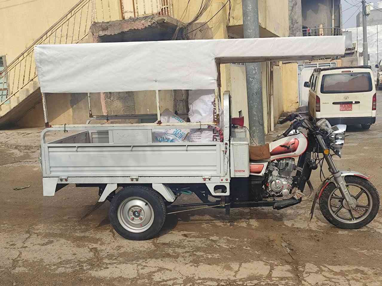 سلاو هاوریان
ئەم کەپری بەقاڵیە بوفروشتن 
بی عەیبە چادری تازەیە 
شوین کەلار 
***********
