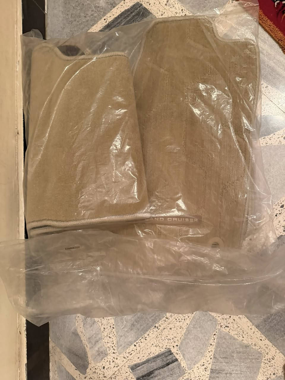 السلام عليكم ارضيات الاندكروز  اصليه مال شركه غير مستخدمه وعندي هوك لاندكروزر  اصلي  رقم الهاتف *********** مكاني بغداد
