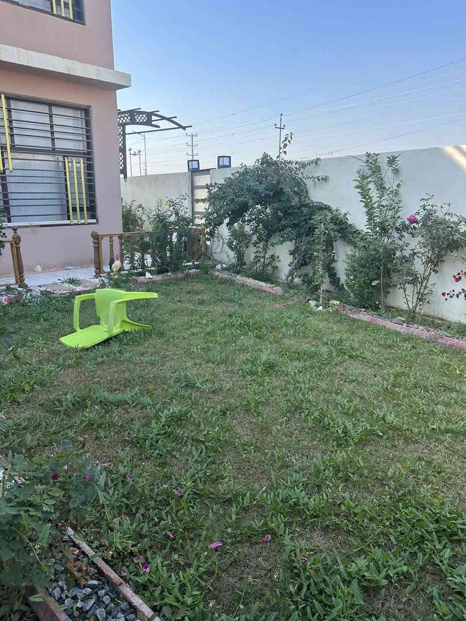 دار للبيع في مجمع اشور رقم ١ مقابل العلوه ومجاور معمل عافيات للمياه طريق حله نجف
المساحة 270 متر يباع مع الاثاث بسعر 145 مليون 
ويتبقى مبلغ للمصرف العقاري ١١٨ مليون( يعني لازم تجيب كفيل موظف حتى تكدر تشتري ويتحول بأسمك ) او تشتري مع تسديد باقي المبلغ 

طابو صرف ✅
ركن ✅
بناء ٢٠٢٠ ✅

امام الدار حديقة وشوارع ١٥ متر واكثر 

للأستفسار:*********** علي الطائي 

مردوخ للعقار _بابل_ش40 مجاور الكوخ
