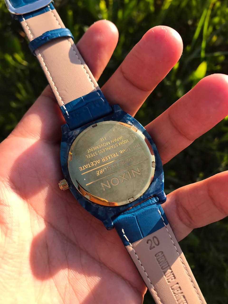 تحيه طيبه للجميع.
نيكسون// nixon 
وهي شركه فرعيه تابعه لشركه سيتزن
ياباني اصلي انتاج قديم 
مينا لون ذهبي // القطر ٤٠ 
نافذه لعرض التاريخ // نظافه عاليه 
الساعه اكرلك صدفي 
السعر ٤٠ الف // توصيل موجود


**إذا كنت صاحب هذا الإعلان وتريد حذفه لأي سبب، رجاءا أرسل رسالة إلى الدعم الفني**