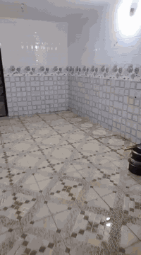 السلام عليكم بيت البيع المحموديه الحسينيه قرب محطة وقود المحموديه الحكوميه البانزخانه،، 200م وجهيه 10ونزال 20،،،،ثلاث غرف نوم واستقبال ومطبخ،و غرفه فوك السعر 185،،، هاتف ***********
