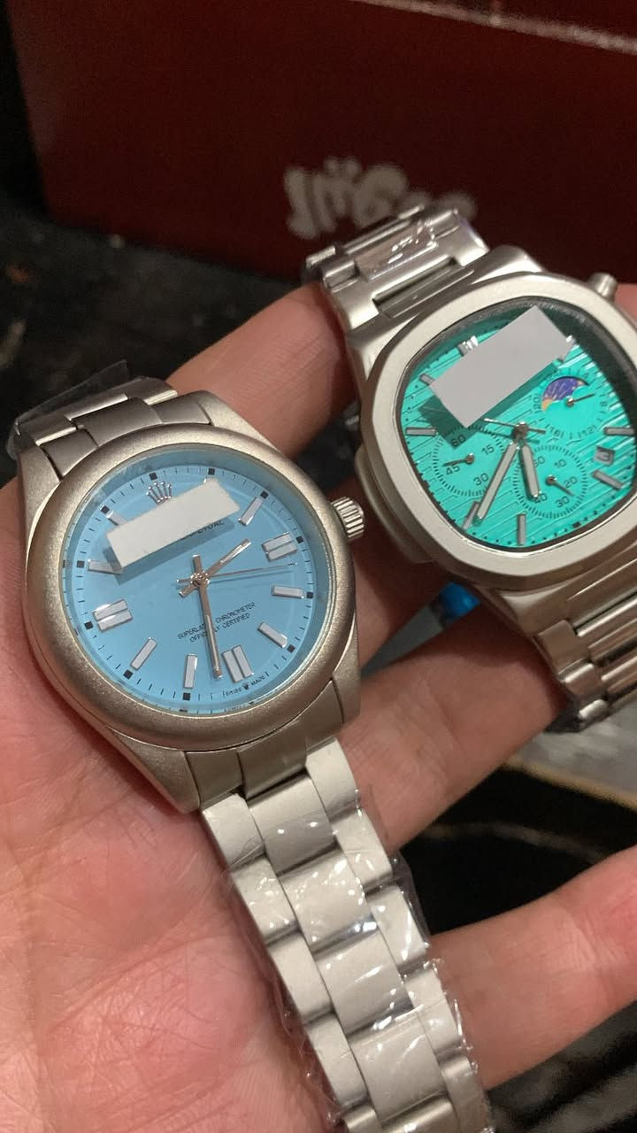 ساعات محترمه شباب
جوة سوك. 
اكو بيهن مكينة ماطور 
ضهر كشف
