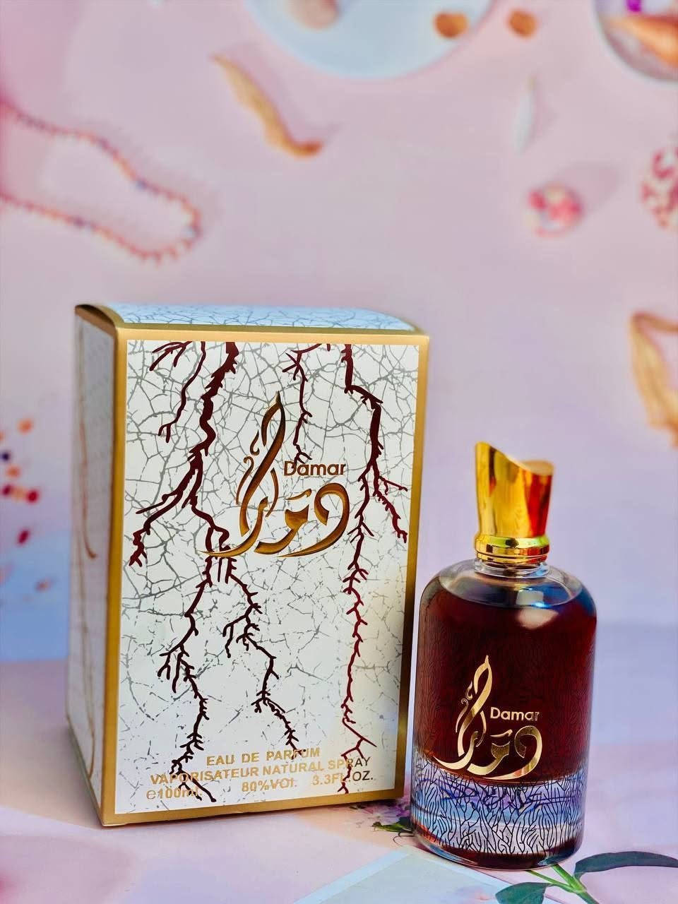 ✨ عطر الجسمي دمار (Damar) هو عطر شرقي-خشبي فاخر للجنسين بتركيبة مركزة من نوع أو دي بارفيوم  ، ويتميّز بطابع دافئ وحلو مع لمسات قهوة وفانيليا وخشب، ما يجعله مناسبًا للمساء والمناسبات والأجواء المعتدلة والباردة.

تجربة عطرية تأخذك إلى عالم من الفخامة والجاذبية منذ الرشة الأولى.افتتاحية ساحرة تمتزج فيها القهوة الغنية مع اللوز والبرغموت والليمون لتمنحك إحساساً بالحيوية والتميز، ثم يكشف قلب العطر عن تناغم راقٍ من الياسمين السامباك وزهر البرتقال والسوسن والورد البلغاري ليضيف لمسة أنيقة وناعمة تخطف الانتباه.

أما القاعدة العطرية فهي الحكاية الأجمل… مزيج دافئ وآسر من الفانيليا والكاكاو وخشب الصندل والتونكا والمسك والعنبر مع لمسات القرفة والباتشولي، ليمنحك ثباتاً يدوم وفوحاناً يترك أثراً لا يُنسى.

دمار ليس مجرد عطر… بل حضور فاخر، وشخصية تُحكى بالرائحة، وأناقة تسبق كلماتك أينما ذهبت. ✨🖤
#الاصلي المنشأ خليجي الامارات متوفر خدمه توصيل لجميع المحافظات العراق 🚘


**إذا كنت صاحب هذا الإعلان وتريد حذفه لأي سبب، رجاءا أرسل رسالة إلى الدعم الفني**