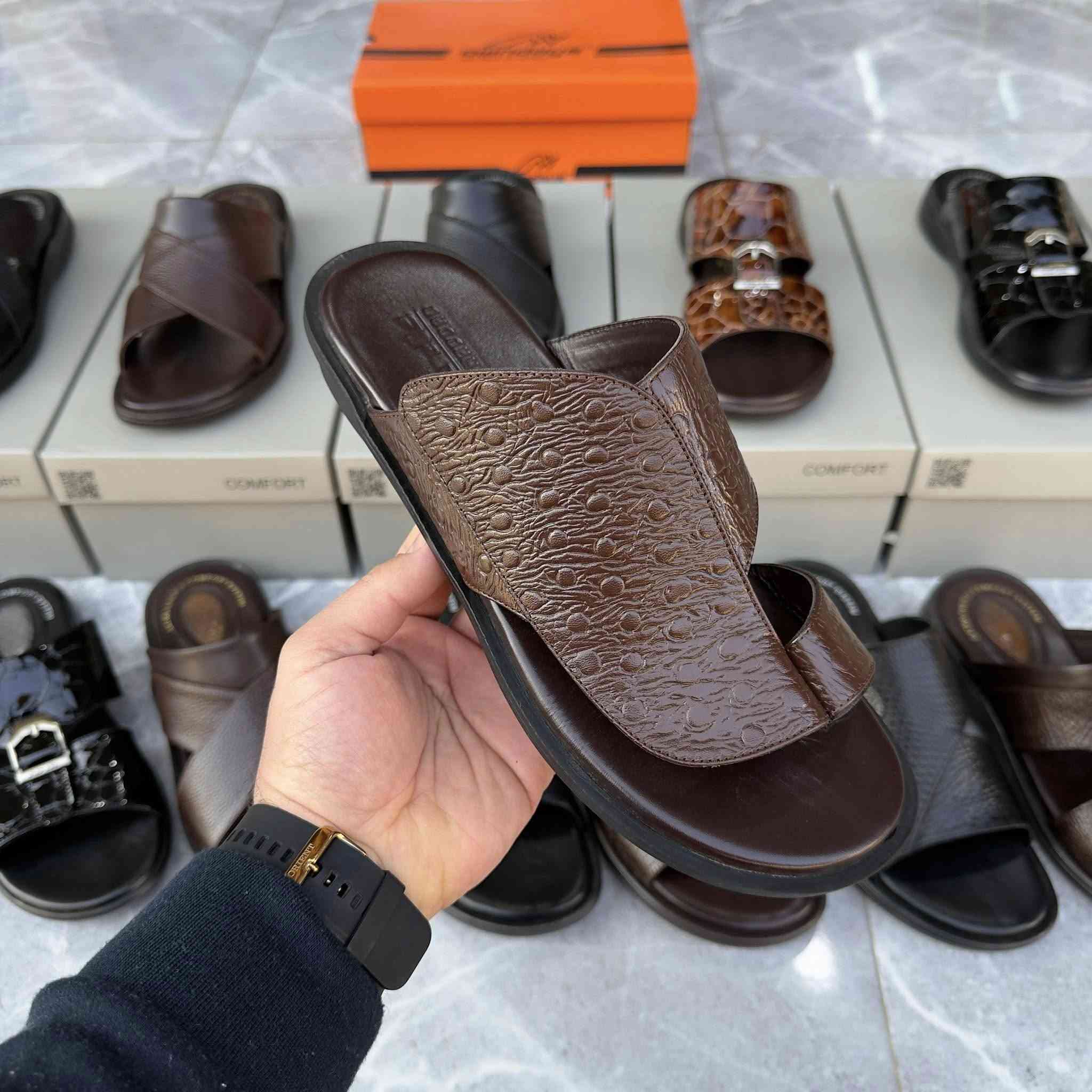 ⁨ ⁨ صنع في العراق 🇮🇶 
 جلد طبيعي من داخل والخارج جلد طبيعي 
⭕ السعر 45,000 DRQ 
*********** :📞
📍:خانقين مقابل مركز شرطة خانقين
