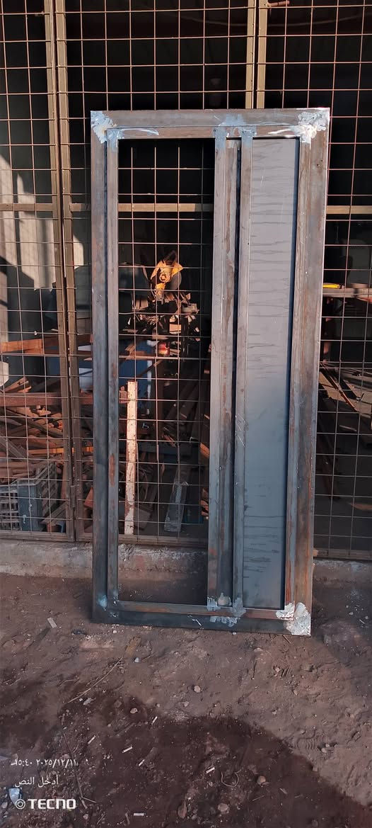 خلفه حداده ابواب وشبابيك  سقايف متفرغ من الموصل بحاجه الى عمل
*********** 
*********** 
بيهن واتساب
