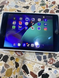 ايباد ميني ٥ • ٦٤ • شاشة مكسورة