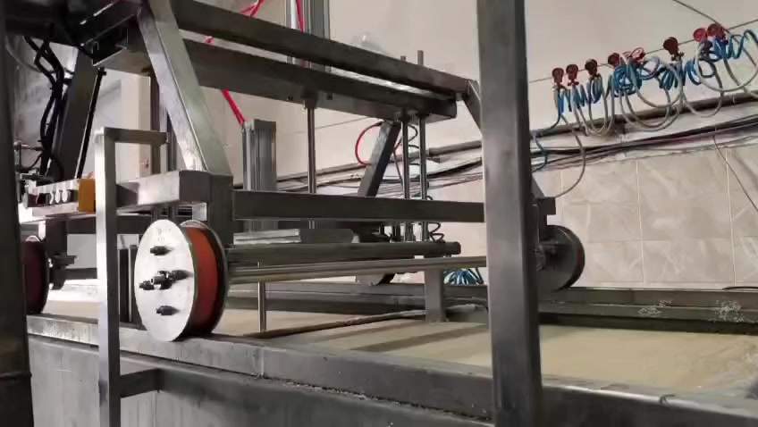 حوض ملح لرجل السمسم يُستخدم في خط إنتاج الطحينة لتنظيف السمسم قبل التحميص والطحن.
🔹 ما هو حوض الملح؟
هو خزان (عادةً من الستانلس ستيل) يُملأ بماء مضاف إليه ملح بنسبة معينة، ويتم غمر السمسم بداخله.
🔹 ما وظيفته؟
فصل الشوائب: الأجسام الخفيفة تطفو ويتم إزالتها.
تقشير السمسم: الملح يساعد على فصل القشرة عن الحبة.
تنقية السمسم: الحبوب الجيدة تهبط للأسفل بينما التالف يطفو.
🔹 المواصفات الشائعة:
مصنوع من الكروم 304 أو 316 (مناسب للمواد الغذائية).
مزود بمضخة تقليب أو خلاط داخلي.
صمام تصريف سفلي لتفريغ الماء والملح.
أحيانًا يكون مع رجل معدنية قوية لرفع الحوض عن الأرض (وهذا المقصود بـ "حوض ملح رجل").
حسن غاب الحسن للصناعات الهندسية

⬅️⚙️⚙️➡️🔶️🔶️🇹🇷🔶️🔶️
 #صناعات_هندسية #آلات_كيميائية #مجانس ✅️
#جديدنا_مجانس_كريمات_وسوائل✅️ #السعودية_قطر_الكويت_عمان_دبي #المانيا #السويد #النمسا #كندا #ايطاليا #الولايات_المتحدة_الأميركية #جديدنا_مجانس_كريمات_وسوائل✅️ #حسن_غاب_الحسن للصناعات الهندسية✅️ #آلات_دوائية #آلات_طبية #خلاطات #مجانسات_طحينة #خطوط_تعبئة_السوائل ✅️
00905550580003


**إذا كنت صاحب هذا الإعلان وتريد حذفه لأي سبب، رجاءا أرسل رسالة إلى الدعم الفني**