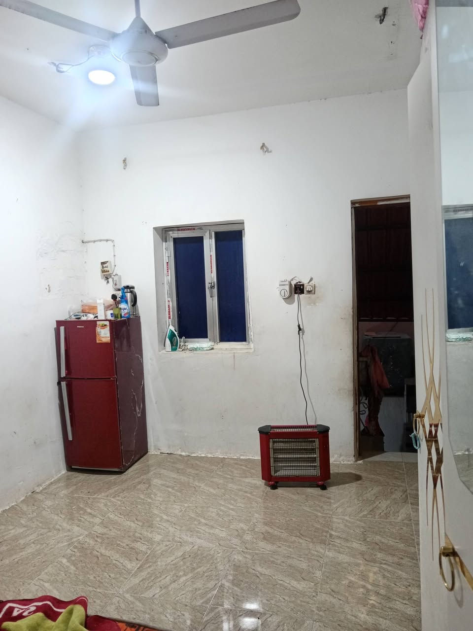 السلام عليكم. بيت المساحة ٨٠ متر. في التضحيه خلف العلوه قرب مركز الاسره والطفل. يتكون من غرفه وهول ودوانيه  ومطبخ وحمام مشترك. وفوك غرفة ومخزن صغير. السعر ٧٥ وبي مجال قليل. رقم الهاتف ***********
