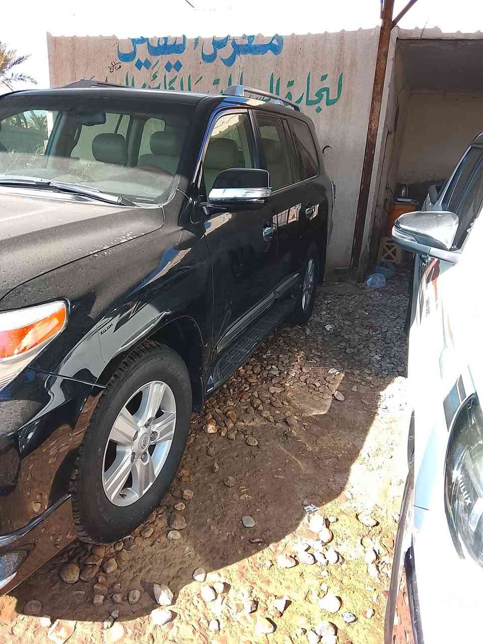 لاندكروزر موديل ١٤ كفاله عامه السعر ٤٠٠٠ دفاتر وبيه مجال ***********
