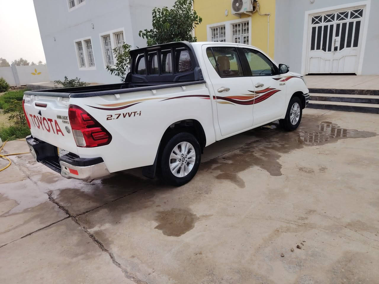 هايلوكس موديل 2020كويتي فول اوتوماتيك رقم قادسية  سنويه27 كفاله عامه ماشيه 100الف ***********
