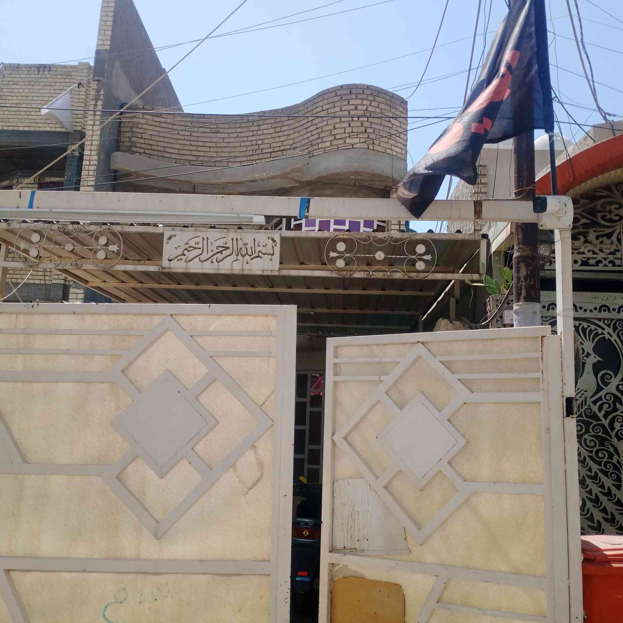 السلام عليكم بيت 150متر طابو صرف العنوان جسر ديالئ القديم بين شارع ستين وسبعين قرب حسينيه رسول الاعظم الواجه5والنزال 30بيت يتكون من اربع غرف نوم صالة استقبال مطبخ اس استفسار على الخاص ***********
