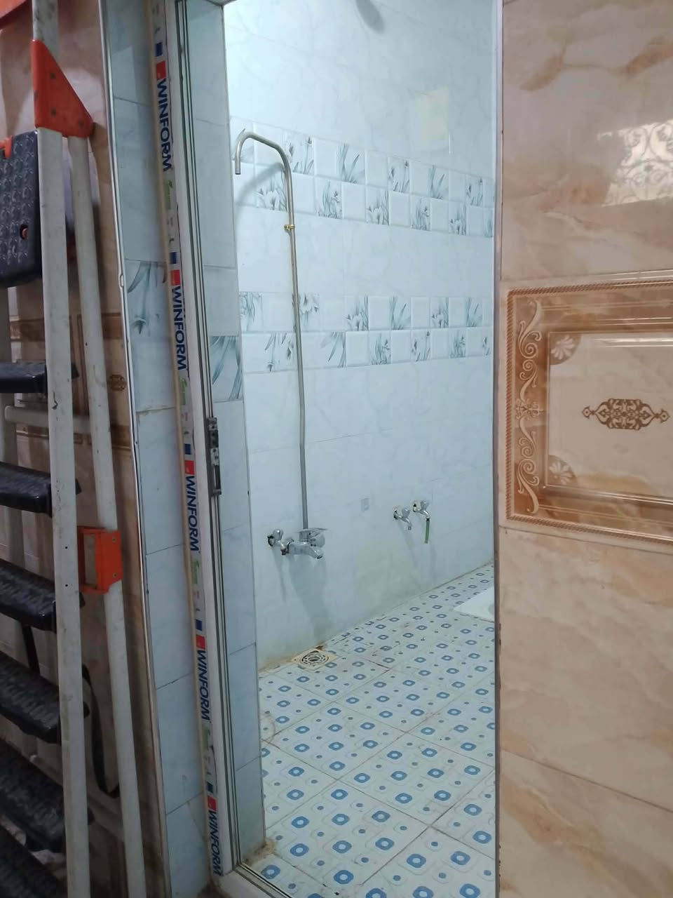 بيت للبيع
عنوانه / الشبانات البزل الاول قرب كوفي الشايب

 
مساحته 75 متر  طابق ونص
عقد 35 زراعي

لفرع عرضه 7 امتار
ويبعد عن شارع العام 50 متر

مداخله / طارمه وصحيات خارجيه وبي مدخلين مدخل للستقبال ومدخل للمطبخ وصاله وسط وصحيات وغرفه ومنور خلفي ودرج لطابق ثاني صاله فوك وصحيات وغرفه وسطح  نوع العقار زراعي
الكهرباء بي وطني ومولده والماء ساحبين خطين ابد ماينكطع شوكت ماشغلون ماطور يجي الماء ومجاري عل شارع عام

الفوك /  هيكل يعني ماملبوخ ولا بي كهرباء فقط

الاستفسار مراسله الرقم ***********
