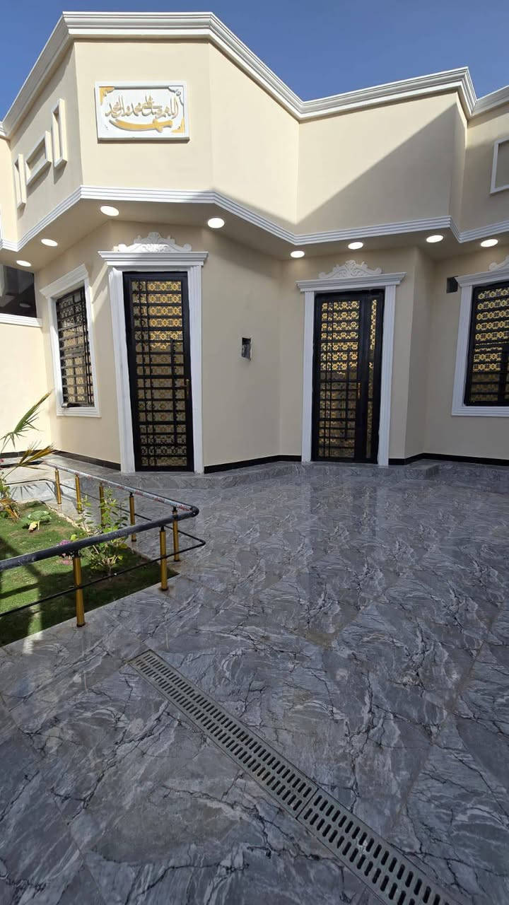 اسعد_الله_اوقاتكم_بكل_خير
#اعلان 📢
 عن توفر بيت  تستلم بيت عند المكاتبه البيت فارغ وجاهز للسكن 
#دار للبيع 🏠 ***********

بناء حديث مواصفات عاليه وموقع مميز 

#المساحة  220 متر 

يحتوي على 
    #غرف منام عدد 2  __/5×5
    #صاله
      #ديوان
      #مطبخ 8×4 
     #گراج سياره
     #حديق مرتبه 
    # مجمع صحيات داخلي       وخارجي
  #العنوان / بصره شارع كوت ثويني قرب الصيدليه مال كوت ثواني 

#مواصفات البناء/ شغل درجه اولى  البيت تحفه عباره عن فله 

-البيبان تفصال الخشب والحديد وال pvc
-الصب كله مركزي
-كهرباء درجه اولى كله اردني ونقاط واناره ضمان 
-تأسيس الماء والمجاري 100/🛑 المنطقه روعة 
المدارس قريبه مستوصف سوك كافة الخدمات متوفره 

♦️شارع  10 متر  اباب البيت ماء كهرباء اناره شارع كله 📌
 
#جنس_العقار:: طابو ملك صرف زراعي عراقي  تقابل ابو الطابو مباشرتاا .

#السعر /130   /وبي مجال 
 تستلم بيتك جاهز  وتحياتي للجميع بتوفيق 
#للاستفسار الاتصال على الهاتف 📳📞***********
📳((
