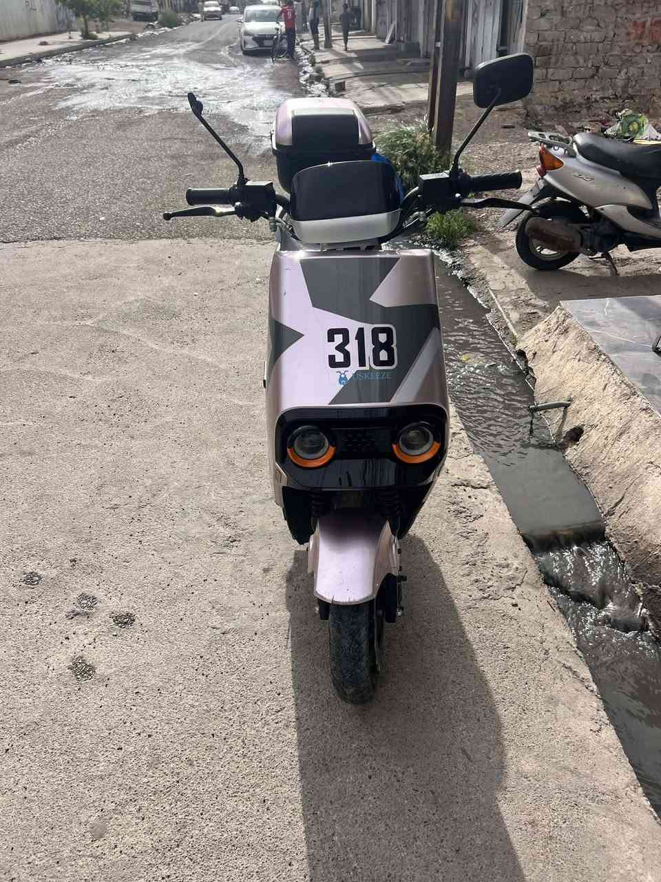 دراجة شحن 318 جديدة شرط بس عندي تريشة جودة رجل مكسورة بطاريات شرط سعر 500 بي مجال شي قليل***********
