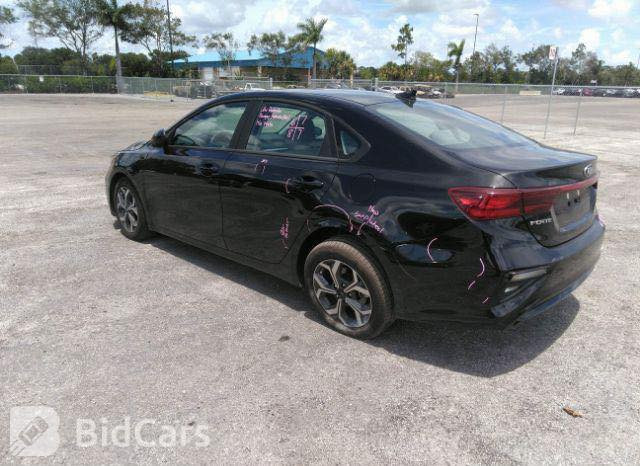 سلام عليكم كيا فورتي وارد امريكي موديل2021 صور الحادث والشاصي مرفق بالمنشور السعر 127$ بيه مجال بصيط السياره جاهزه من كلشي رقم الهاتف ***********
