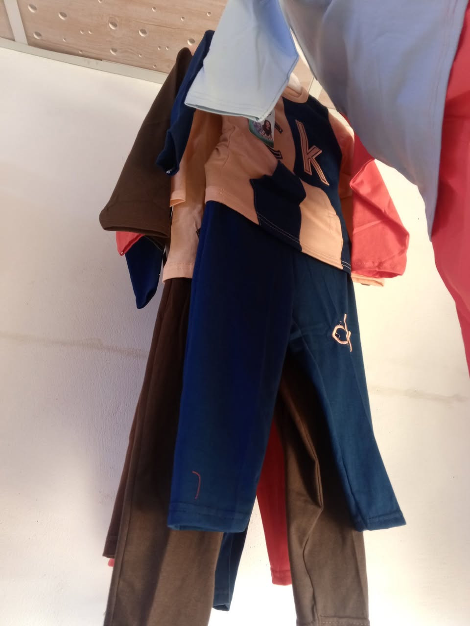 تراك ولادي قياس من سبع سنوات الى اربع سنوات موجود بالمحل سوق الزهراء يم سوق حميد الكبير 
تراكات ولادي وبناتي الوان مختلفه متوفره *********** واتساب موجود  بيبي عفك
