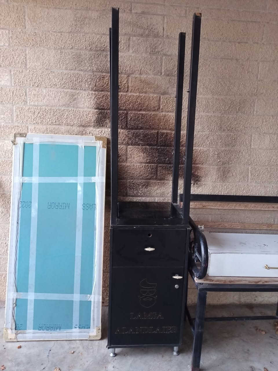 السلام عليكم غراض حلاقه كراسي عدد 2 واحد مال حلاقه واحد مال بخار كمدينه ورفوفها وميز ومرا السعر 200 وبهن مجال اتصل ***********
