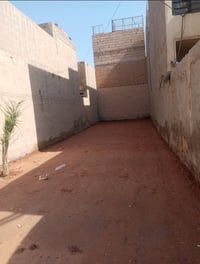 عرصه للبيع 100 متر عسكري منطقه السبيس شارع 20 محدوله ومسيجه وحاليا مئج...