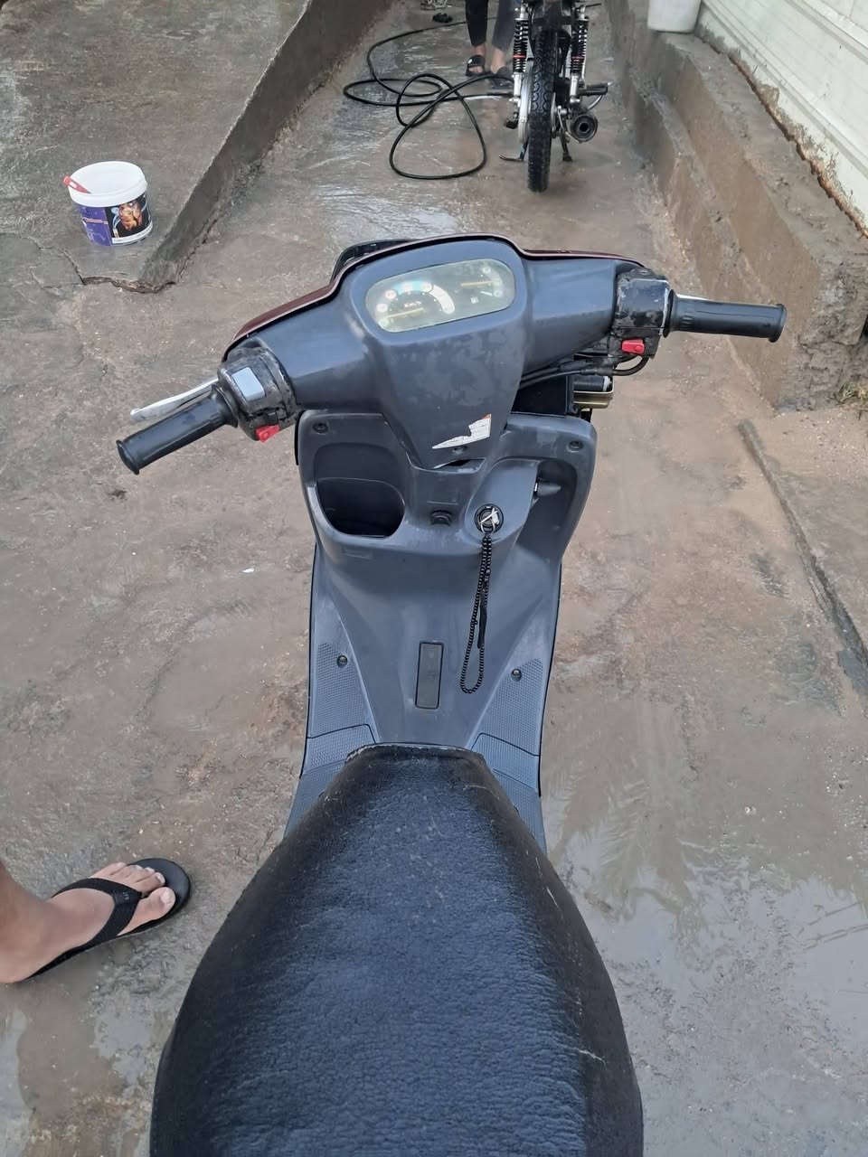 سلام عليكم دراجه منغولي  حاويه الدراجه جديده نكره سلفه كهربائيات اشاير كله شغال موديل 2003 شلعه ومعدل الدراجه  بلادي و كامله اي استفسار هذا الرقم***********
