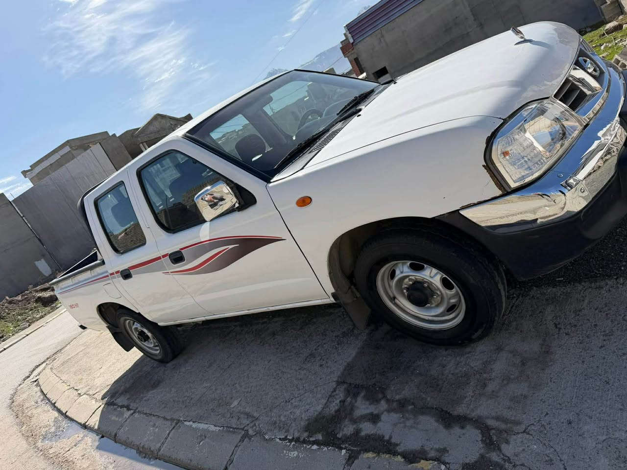 پـیـکـاب نـیـسـان مـۆدیـل ٢٠١٢ 
یـابـانـی دەعـامـی نـاڤـارایـە 
سـبـوغـی نـیـە
یـەک کاریـی گـچـکـەی لـە سـەری چـامـلـغـی هـەیـە
دوو سـێ سـاردی گـچـکـەی هـەنـە جـێ جـێ
ڕەقـەم و سـەنـەوی نـوێـیـە
گـێـر و مـەکـیـنەی نـەکرایـتـەوە و بـەشـەرتـە 
دوو سـێ دنـکـە تـزری هـەیـە هـورد و کـەم
سـەعـری ١٣١ وەرەقـە و مەجال
رەقـەم *********** سوران, أربيل
