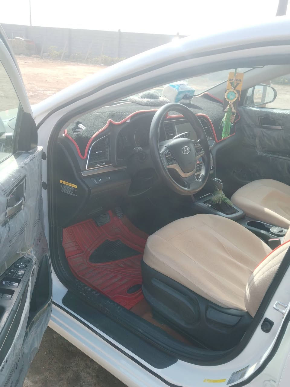 السلام عليكم
الانترا 2018 وارد امريكي لون ابيض محرك 2000 دوش السياره جاهزه حادثها موضح بالصوره واي استفسار اتصل *********** السعر 120 وبيها مجال
