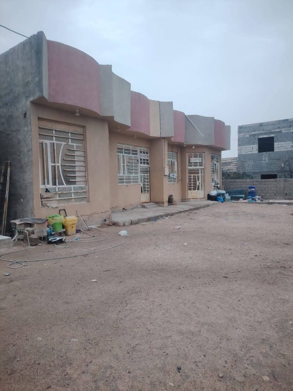 مساحة القطعة ١٠٥٠ م متكونه من ثلاث بيوت وحسينية التواصل على الرقم التالي *********** البصرة, العراق
