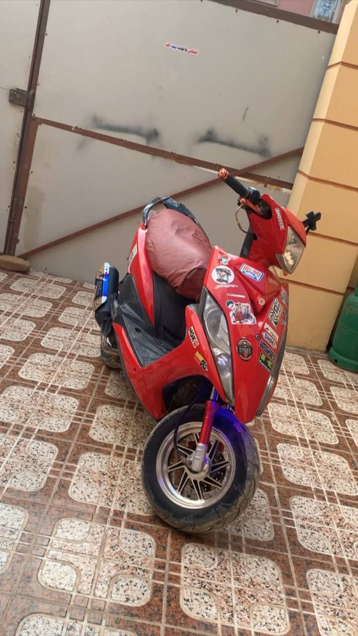 السلام عليكم دراجة ماكس مضلع حديث / yamaha rs zero 100cc
دراجة بلادية برغي مامفتوح من المكينه و حتى جنطة ما مفتوحه جانيها صارلي سنه ونص اخذتها من بغداد حاوية ماشيه 14 الف و هسه ماشيه 21 الف الدراجة عليها تخم كلجات WF يدات بريك KOSO و هاندل TWPO و عليها صالنصه SC project و ويل نجمه و دبلات رياضية خلفي امامي قبق عمبار ذهبي و عليها لايت زينون 60 واط مخلي بمكان الهورن يعني رماش الكدامك اذا ترمشله يطفي حتى سياره و الدهن استخدم موتول 20w 50  و بانزين محسن و الكفر مبدل تجاري قبل جانت سوده و هسه حمره و بيه اثر وگعه و فطر و رجاءً الي يدور كفر لا يجي اني ابيعلك مكينه بلاديه وين ماتروح تمشي وياك و ماتوكف بيك مثل الكابريتر هاي نوزل  يعني fuel injection  
رجاءً لا تجي تخابرني و تكسر بسعرها الي مايعرف شنو هاي دراجة و شنو امكانيها لا تجي تكسر بسعرها ! 
سعرها مليون و 50 الف 
عنوانها سامراء 
للأستفسار *********** 
ارجع و اكول تجي تشوف دراجة تقتنع بيها تاخذها و بالعافية عليك و شايف خيرها ويكفيك شرها.
